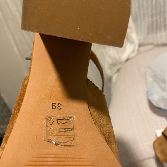 Brown suede heels - Picture 3 of 5